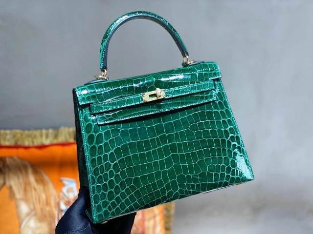 Chiếc túi xách là người bạn gắn bó mật thiết với phụ nữ