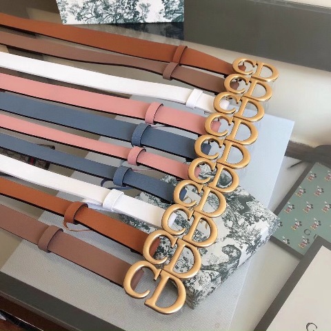 Phụ kiện là một phần không thể thiếu trong sét đồ thời trang, chỉ cần bạn sở hữu những món phụ kiện dưới đây là tự tin xinh đẹp dù đi bất cứ đâu hay kết hợp với trang phục nào.