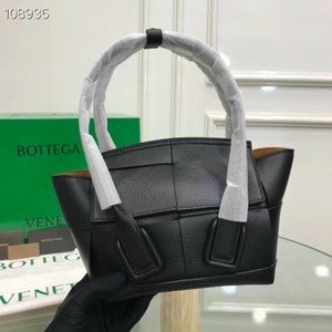 Hãy chọn cho mình một chiếc túi kiểu dáng thanh lịch, sang trọng, màu sắc trung tính để có thể dễ kết hợp cùng trang phục đi làm của bạn mà vẫn thể hiện đẳng cấp của mình.