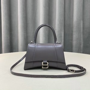 Túi không chỉ là phụ kiện mà nó còn thể hiện phong cách, cá tính của từng người