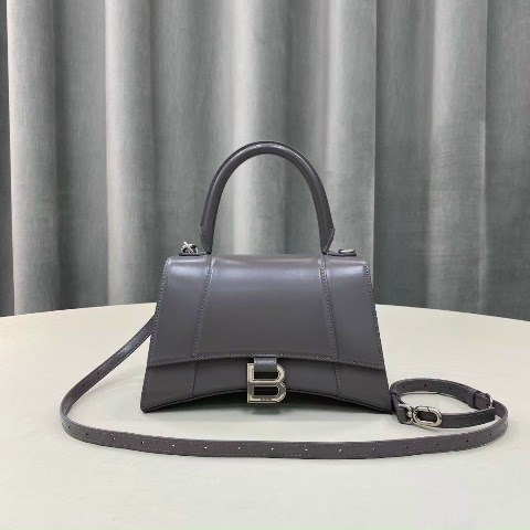 Túi không chỉ là phụ kiện mà nó còn thể hiện phong cách, cá tính của từng người