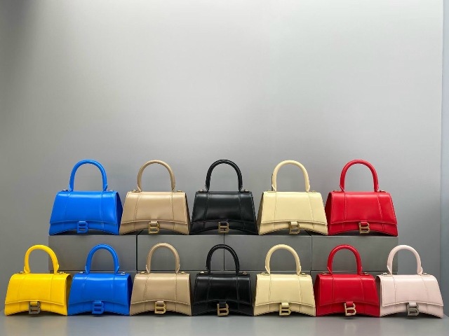 Dù cho xu hướng thời có thay đổi theo thời gian thì việc sở hữu những phụ kiện sẽ không bao giờ khiến bạn bị lỗi mốt. Những phụ kiện được xem là công cụ khiến phái đẹp trông lộng lẫy hơn!
