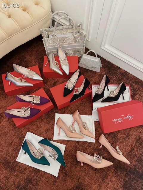 Tôi nghĩ bất kì người phụ nữ nào cũng có thể lột xác chỉ bằng một chiếc váy xinh đẹp và giày cao gót. Giày cao gót tiếp thêm sức mạnh cho phụ nữ bằng một cách nào đó.