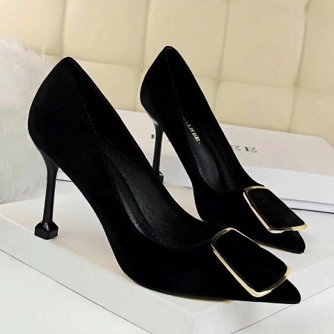 Giầy là bạn thân thiết đối với chúng ta trên mỗi chặng đường