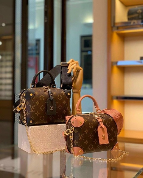 Dù cho xu hướng thời có thay đổi theo thời gian thì việc sở hữu những phụ kiện sẽ không bao giờ khiến bạn bị lỗi mốt. Những phụ kiện được xem là công cụ khiến phái đẹp trông lộng lẫy hơn!