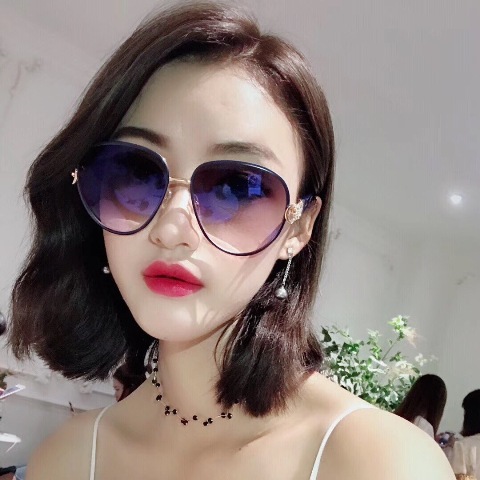 Vẻ đẹp quyến rũ sẽ được phô diễn qua bờ vai thon, vòng một nóng bỏng dưới làn váy mỏng manh.