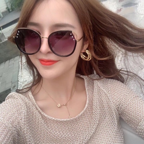 Vẻ đẹp quyến rũ sẽ được phô diễn qua bờ vai thon, vòng một nóng bỏng dưới làn váy mỏng manh.