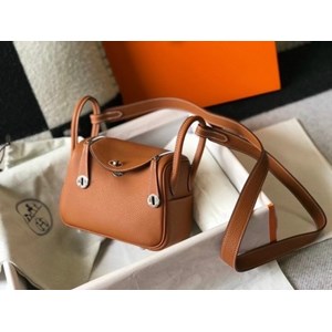 Hãy chọn cho mình một chiếc túi kiểu dáng thanh lịch, sang trọng, màu sắc trung tính để có thể dễ kết hợp cùng trang phục đi làm của bạn mà vẫn thể hiện đẳng cấp của mình.