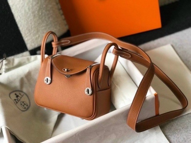 Hãy chọn cho mình một chiếc túi kiểu dáng thanh lịch, sang trọng, màu sắc trung tính để có thể dễ kết hợp cùng trang phục đi làm của bạn mà vẫn thể hiện đẳng cấp của mình.