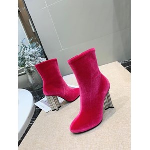 Giầy là bạn thân thiết đối với chúng ta trên mỗi chặng đường