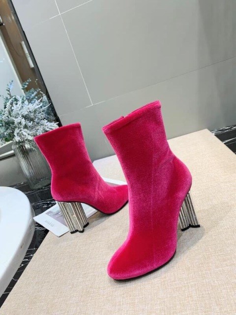 Giầy là bạn thân thiết đối với chúng ta trên mỗi chặng đường