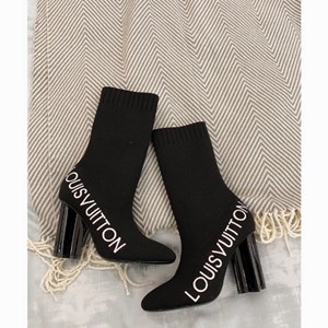 Giầy là bạn thân thiết đối với chúng ta trên mỗi chặng đường