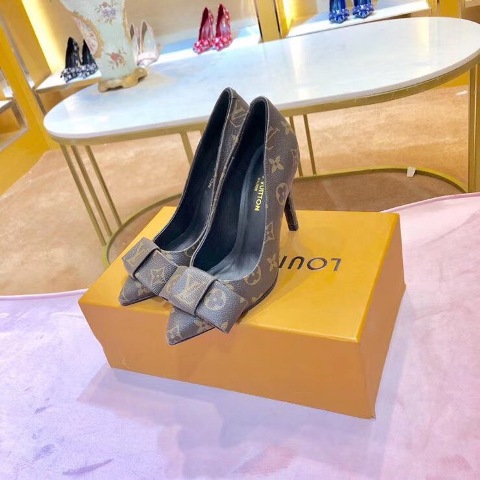 Bikini hoa xanh kèm áo choàng 