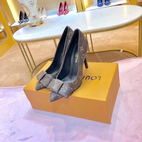 Bikini hoa xanh kèm áo choàng 