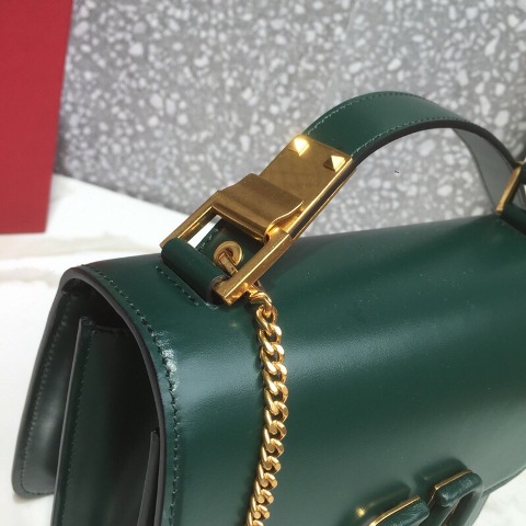 Kính mắt thời trang đẹp phù hợp với bạn trở nên nổi bật hơn khi ra ngoài đường