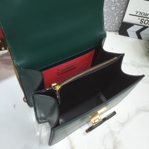 Kính mắt thời trang đẹp phù hợp với bạn trở nên nổi bật hơn khi ra ngoài đường