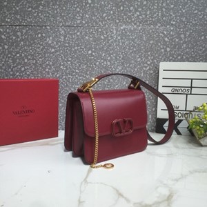 Với kiểu váy này bạn có thể diện đi làm, đi chơi hoặc đi dự tiệc