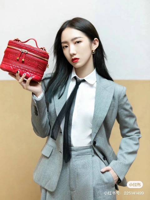 Hãy chọn cho mình một chiếc túi kiểu dáng thanh lịch, sang trọng, màu sắc trung tính để có thể dễ kết hợp cùng trang phục đi làm của bạn mà vẫn thể hiện đẳng cấp của mình.