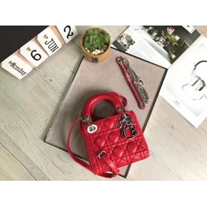 Giầy là bạn thân thiết đối với chúng ta trên mỗi chặng đường