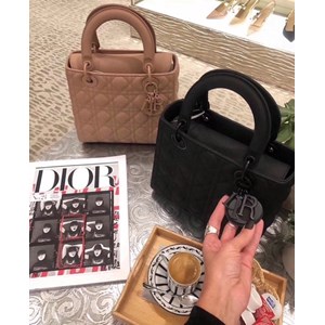 Giầy là bạn thân thiết đối với chúng ta trên mỗi chặng đường