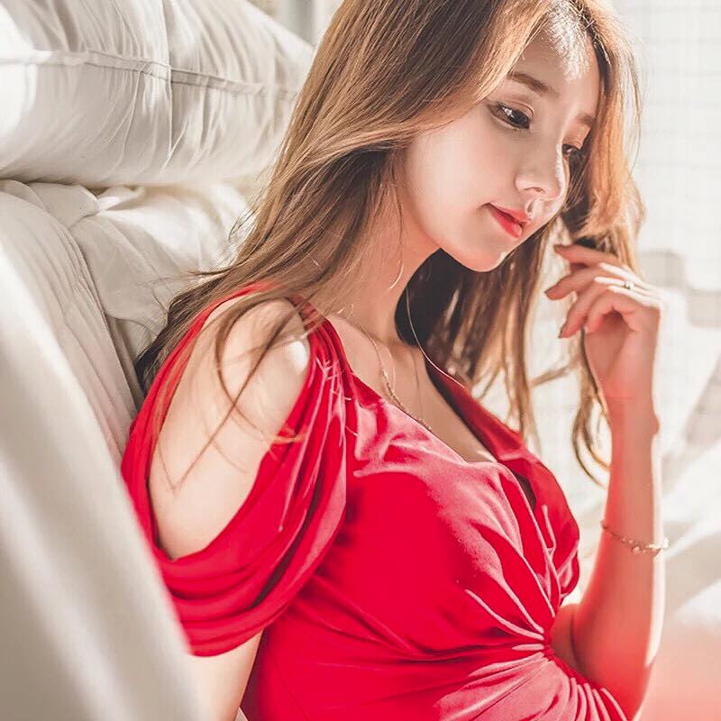 Váy liền kiểu dáng hiện dại, sang trọng dành cho phái nữ